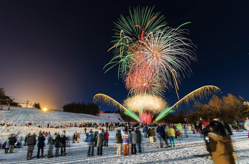 冬の夜空に咲く大輪の花 えぼし雪上花火大会