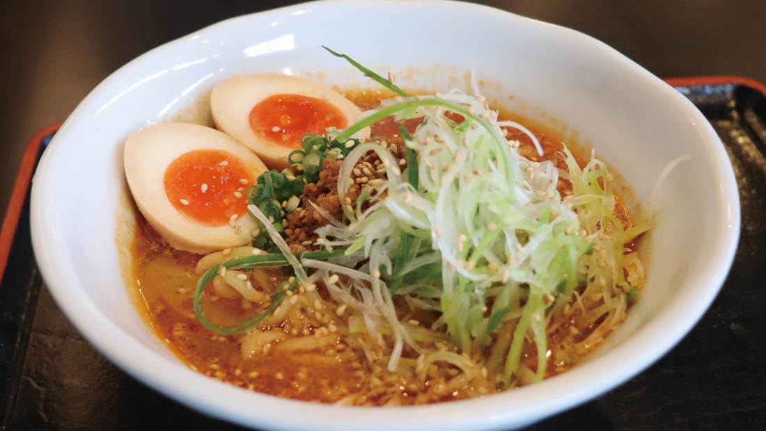 後引く辛さと深いコクのスープ。ご飯を入れてシメまで味わいたい！