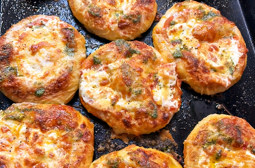 外はパルメザンチーズの香ばしさ、中はトマトと濃厚なチーズソース