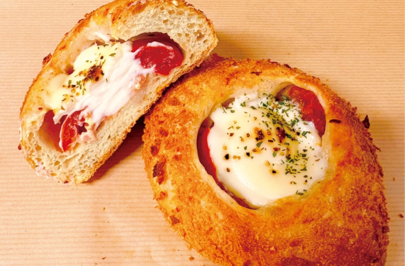 ガーリックの風味とトマトの味わい。石窯で焼かれた本格パン