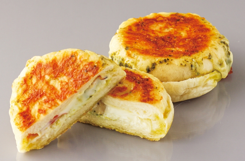 チーズとバジルが香る 味わい豊かな香ばしサンド