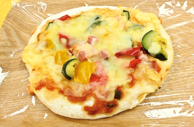 野菜の彩りが豊かな しっかり食感のふわモチピザ