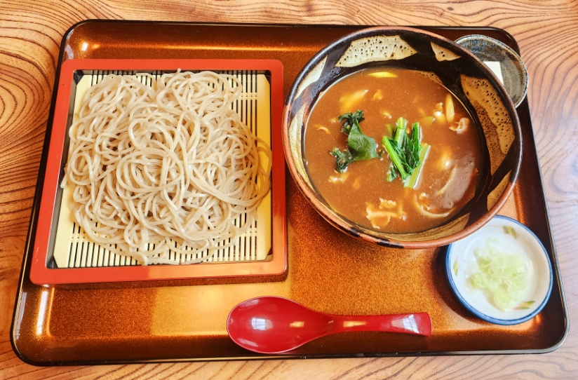 石臼挽の蕎麦が魅力。お店特製のだし汁でカレーの旨味アップ