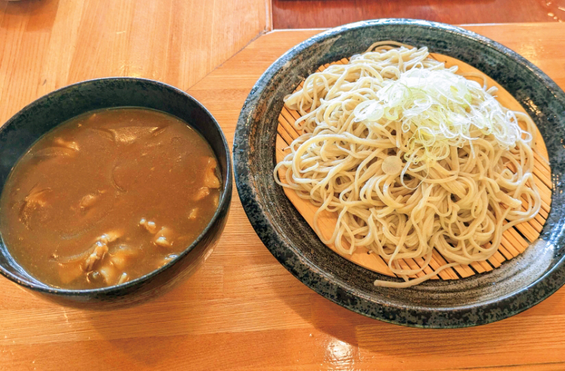 夏にぴったり。冷そば×熱カレーの絶妙ハーモニー