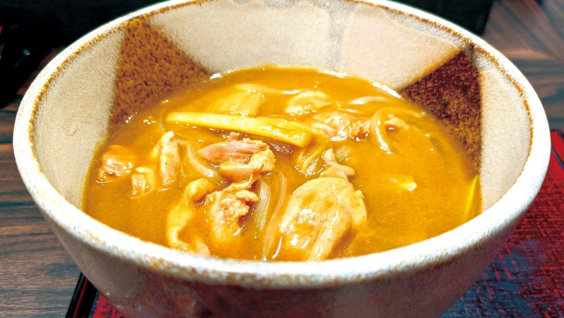 美桜鶏（みおうどり）の甘味とスパイスの刺激がお蕎麦に絡む贅沢カレー