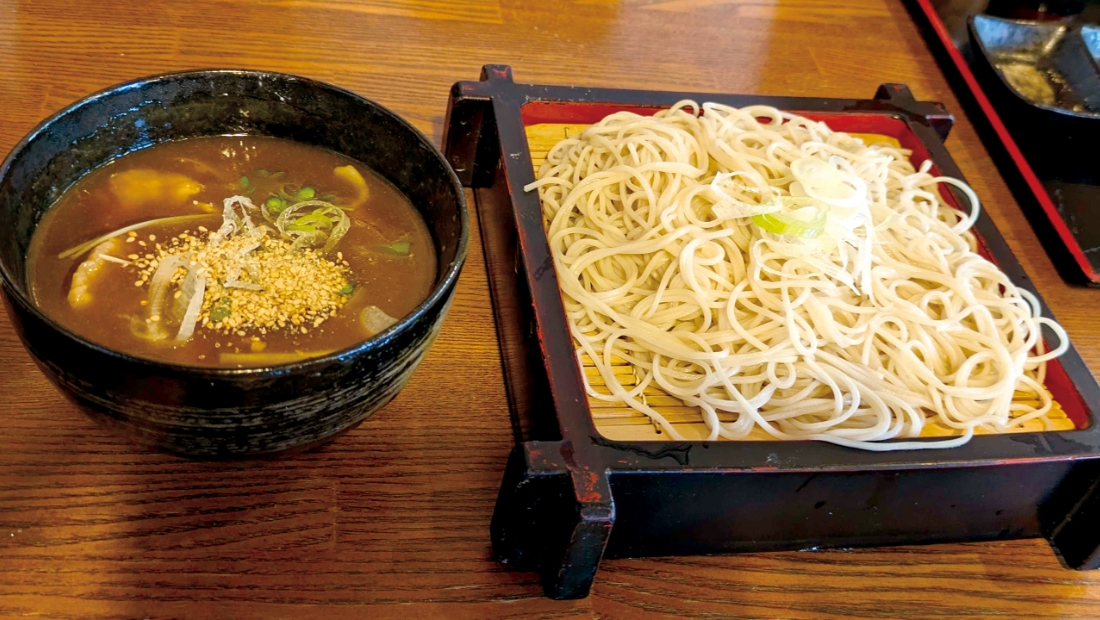 出汁の旨味を感じる熱々カレーと香り豊かな冷たいお蕎麦