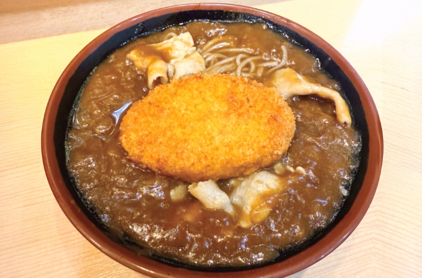 創業昭和四十年の立ち食い蕎麦屋 人気のコロッケをトッピング