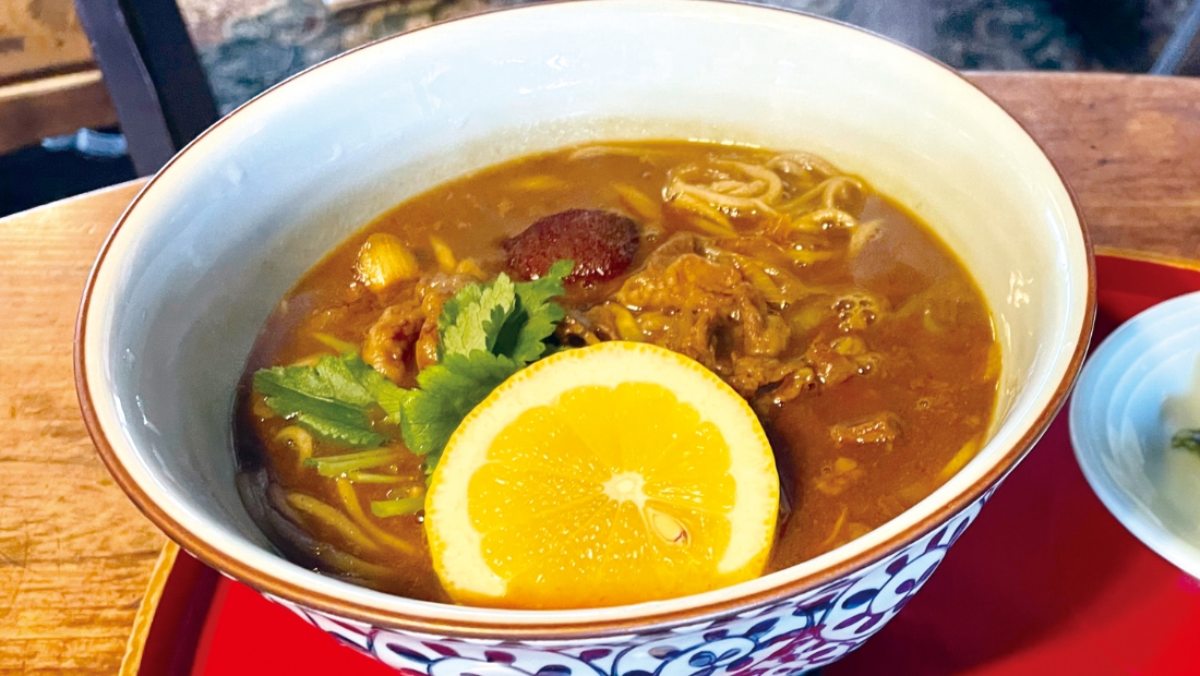 ピリッと辛いカレーが 自慢のそばをひきたてる