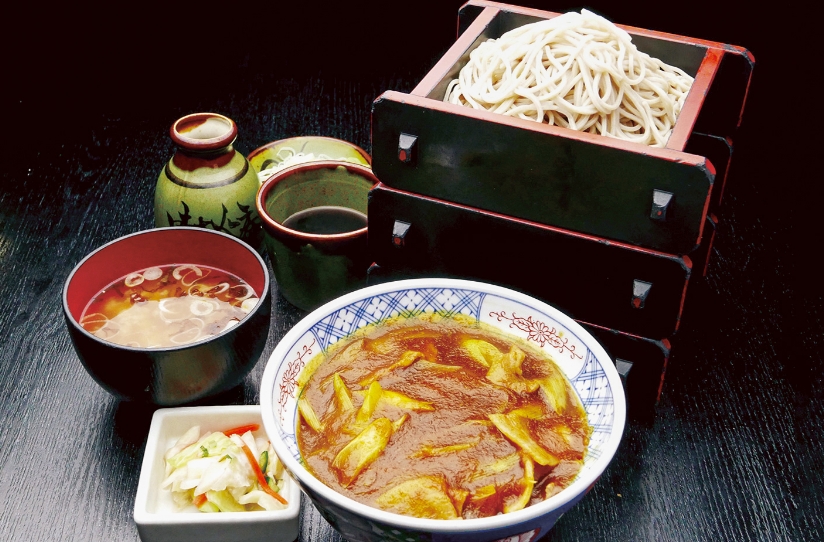 スパイス香るカレー丼、蕎麦とセットで大満足