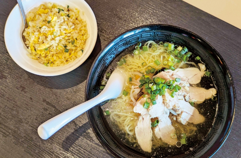 クリアな鶏スープが決め手！涼感たっぷりの一杯