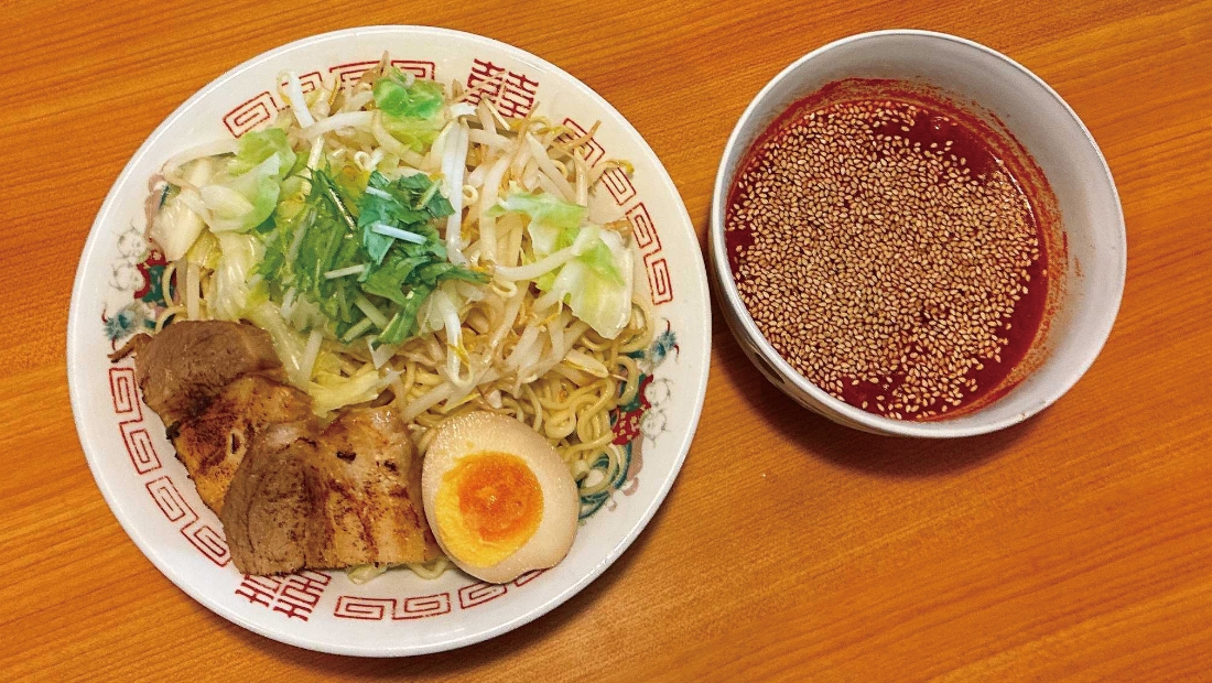 唐辛子と白ゴマ入りのつけだれあと引く旨さのつけ麺