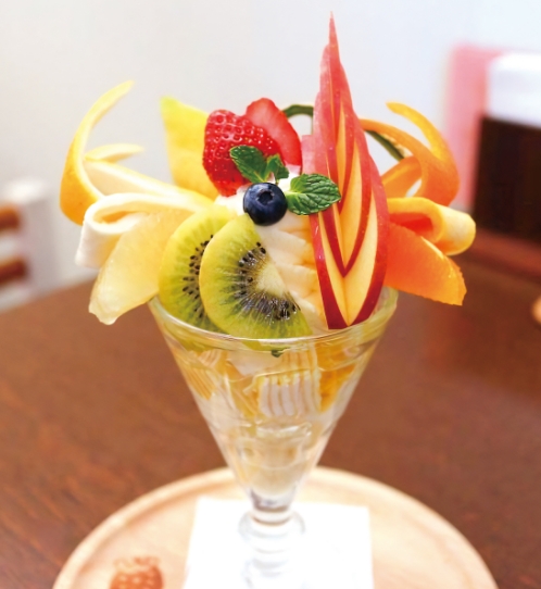 旬のフルーツを贅沢に使用。こだわりの予約制パフェ