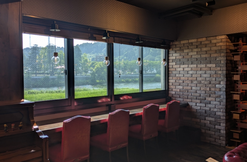 広瀬川を望む<br>隠れ家的カフェバー 体に優しいスパイスカレー