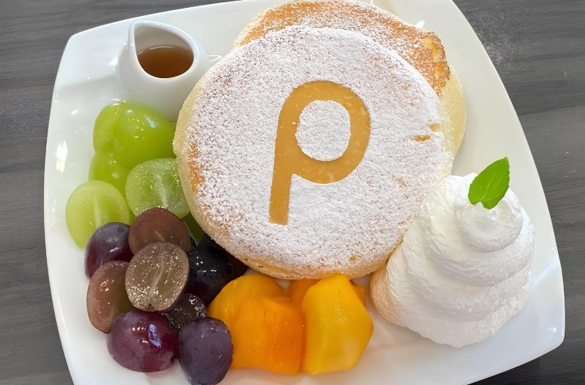 旬のフルーツと軽いパンケーキの絶妙ハーモニー