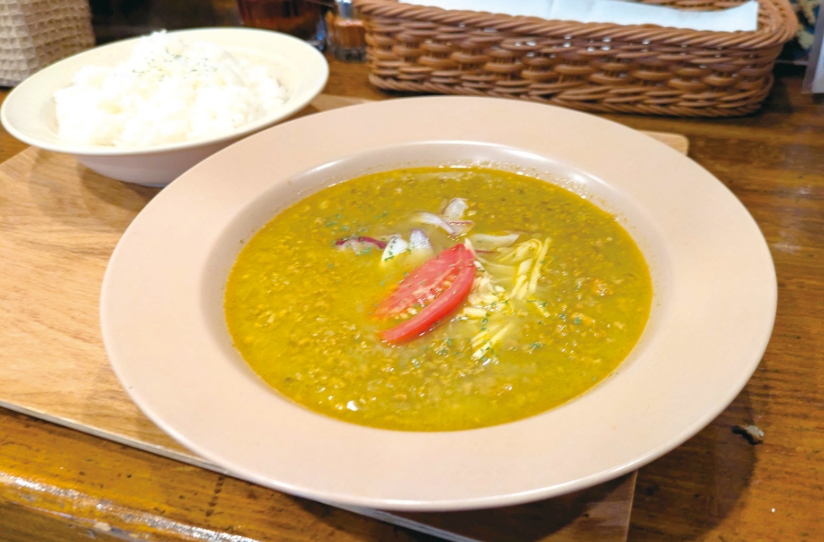 八潮の特産品の小松菜をパウダーにしてカレーにin