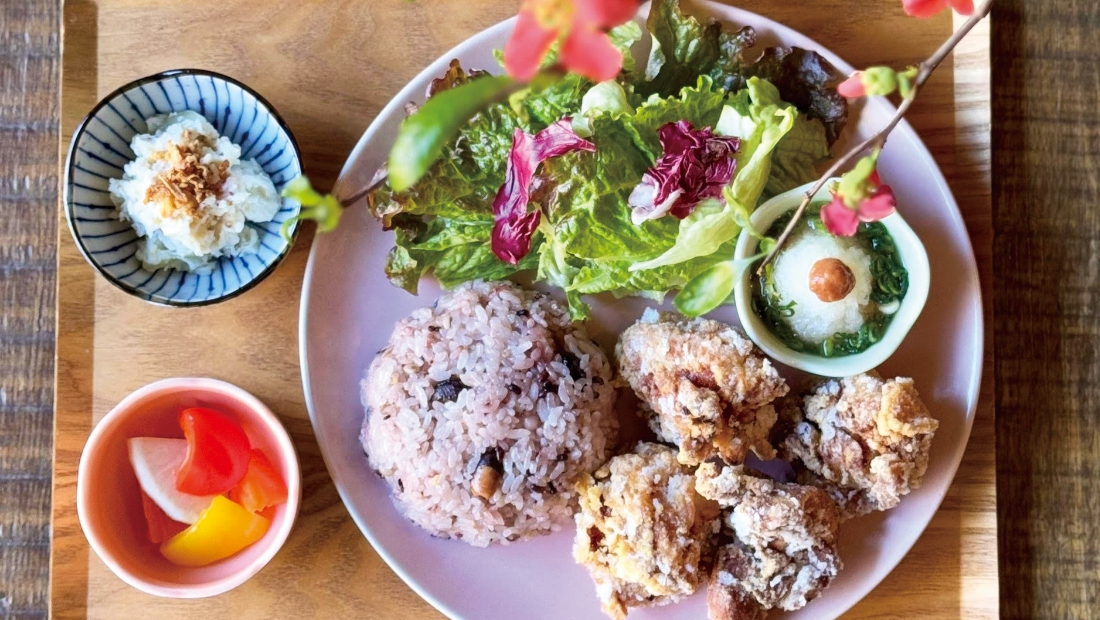 古民家でくつろぐ大人気の唐揚げプレート