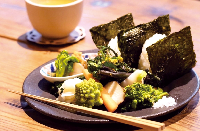 土鍋で炊いたご飯をこだわりのおにぎりに