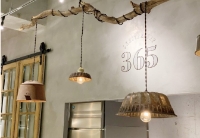 和光市 365Anniversary 鈴森village の店内。壁に「365」のロゴ、木の枝に吊り下げられた個性的な照明器具。