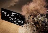 PECOTA PECOTA Gluten Freeの店舗ロゴと看板。「Gluten Free」の文字とワイングラスのイラストが添えられている