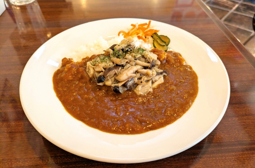 3種のキノコとガーリックの香りがカレーとの相性バツグン