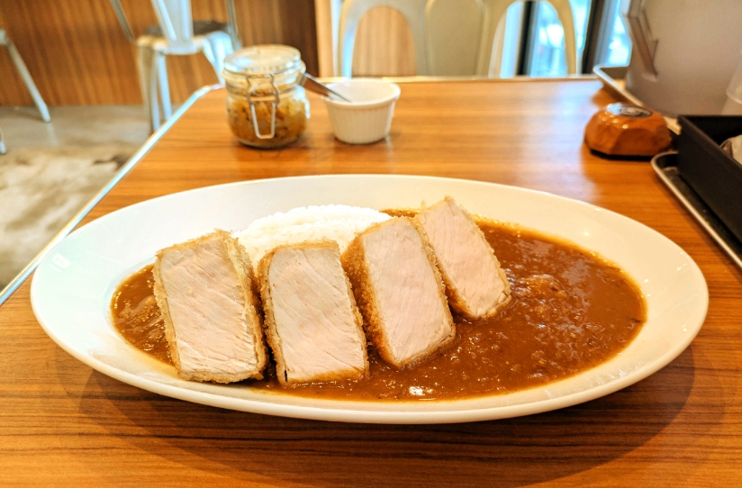 低温熟成させた豚肉とまろやかなカレーのハーモニー