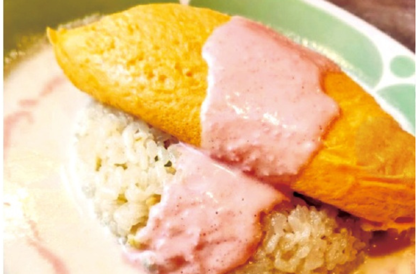 ピンクのクリームがかわいいオムライス