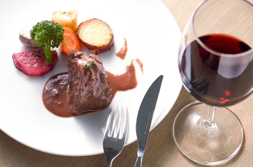 静かなイタリアンで旬の野菜と美酒で祝う