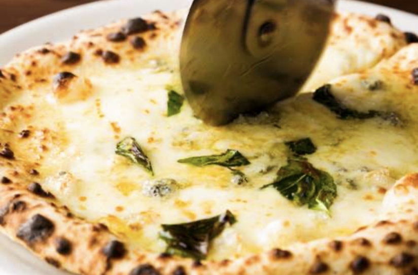 薪窯が香る厳選ピッツァとろける4種の濃厚チーズ