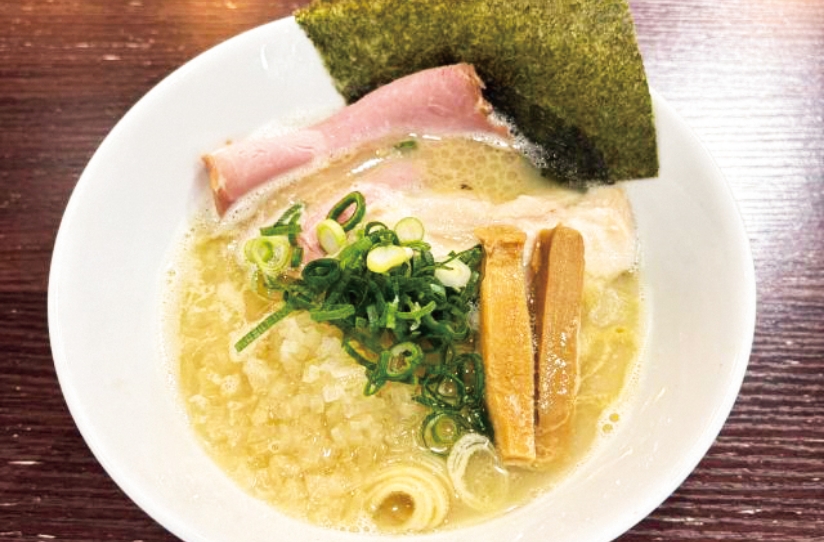 浅利の滋味と鶏のまろやかさが 溶け合う、至高の一杯