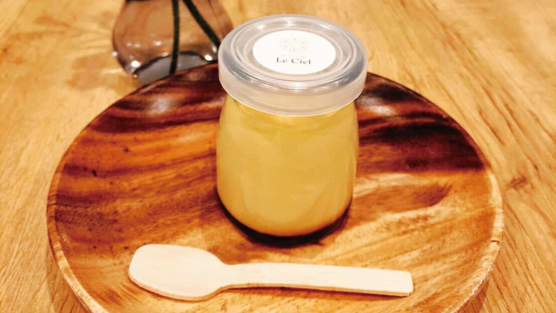 おにぎりカフェで楽しめる自家製プリン
