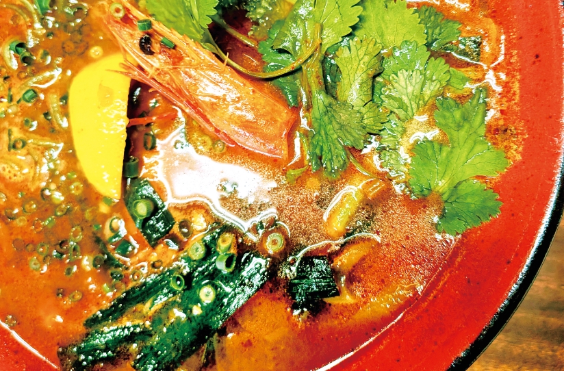 魚介の旨味と緑の海藻麺彩り豊かな一杯