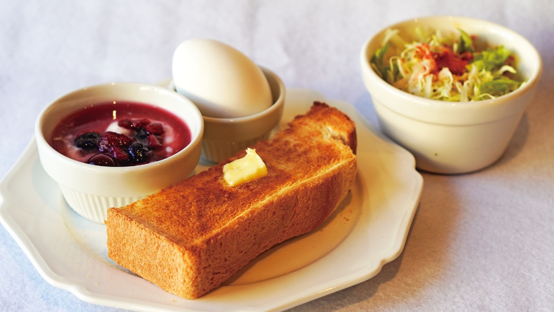 美しいステンドグラスの空間で健康的なモーニングプレートを