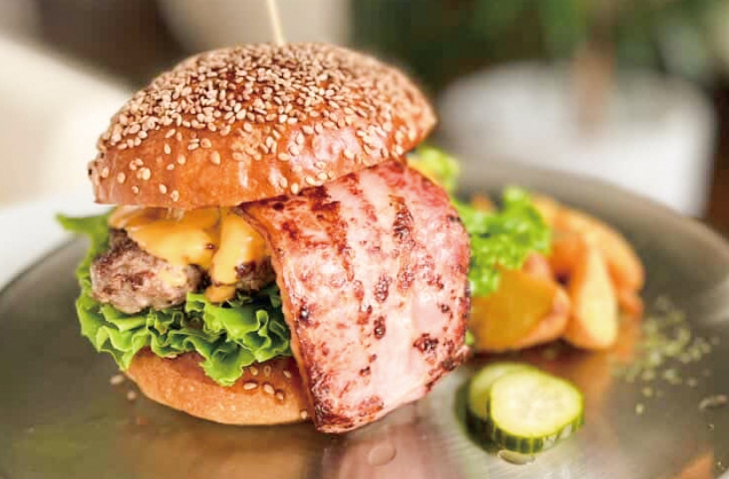 バンズと肉の旨味が クセになる美味しさ