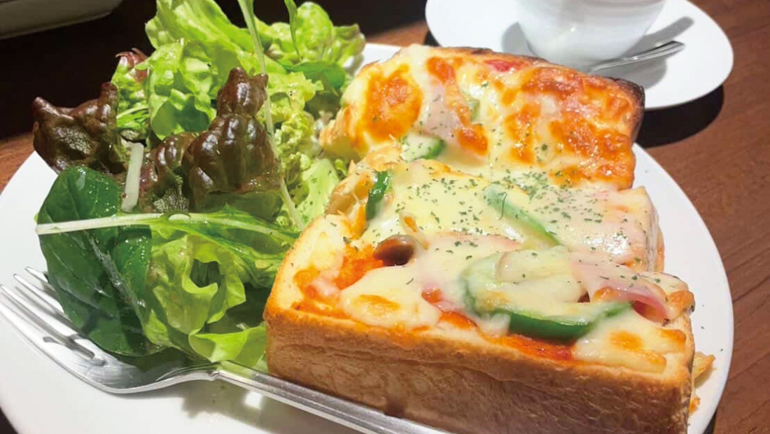 創業当時から変わらぬピザトーストを美味しい珈琲と味わえます