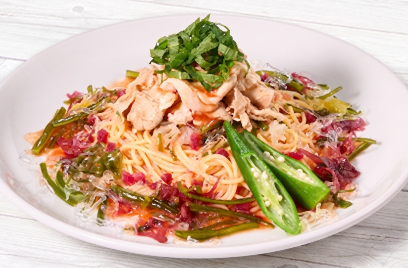梅香る冷製パスタ。豚肉と海藻の組合せ