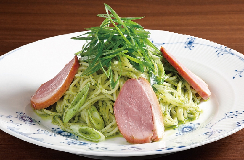 爽やかバジルが香る九条葱と紅茶鴨のパスタ