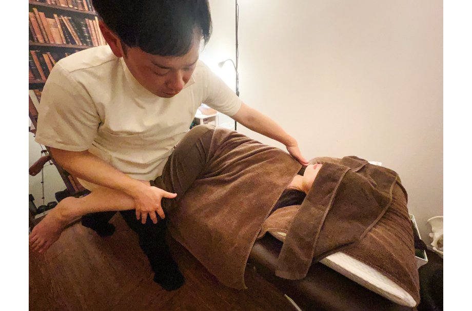 つらい腰の悩みや猫背を根本改善！『整体サロンエイアス』で目指す身体の「自立」